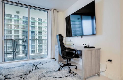 Edgewater Condominio | Bayview Grand Studio Apt w/Private Balcony
