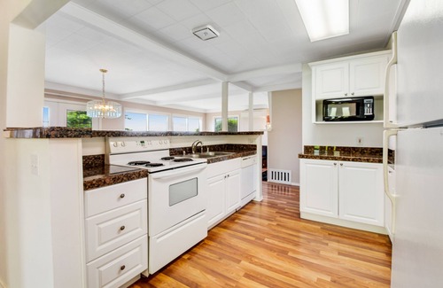 Blaine Casa | Bayview home near the border with a washer/dryer & deck - dogs welcome