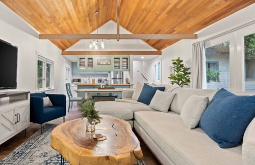 Bremerton Casa | BayView Retreat w/ Waterfall and Beach Access