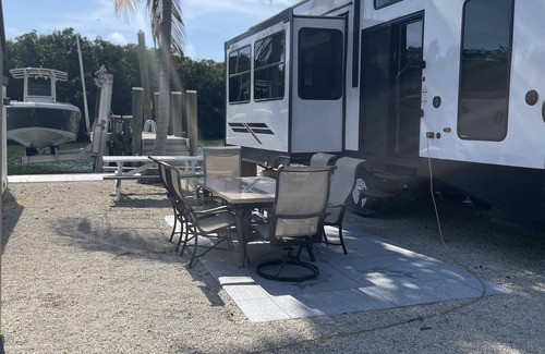Key Largo Alquiler De RV | Bayview RV/Camper with private boat dock looking over sunset