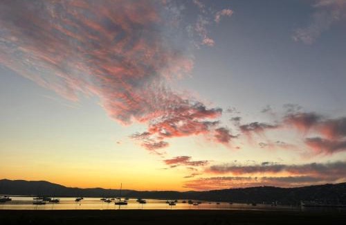 Knysna Apartamento | BayView Sunset Villa on Thessen! Large one bedroom unit with King Bed and Sofa bed