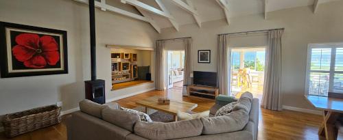 Knysna Apartamento | BayView Sunset Villa on Thessen! Large one bedroom unit with King Bed and Sofa bed