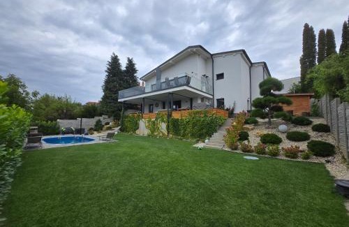 Banska Bystrica Apartamento | BB Central Apartment with pool and garden