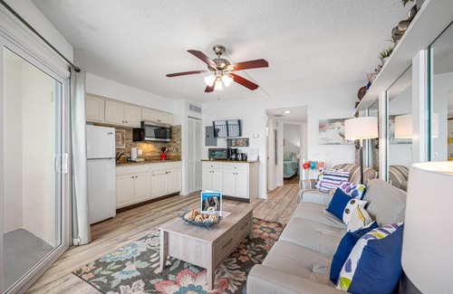 Belleair Beach Condominio | BBC213- Beach View Condo with a Pool!