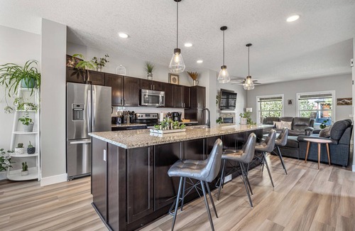 Evanston Casa | BBQ Central A/C Patio Fully Stocked Gourmet Kitchen Zero Rug