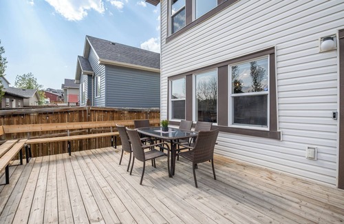Evanston Casa | BBQ Central A/C Patio Fully Stocked Gourmet Kitchen Zero Rug