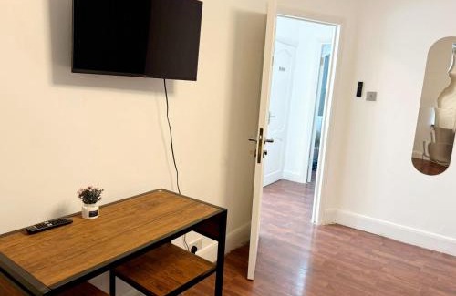 Dudden Hill Casa | BE-1st Floor Quad Room in Wembley!