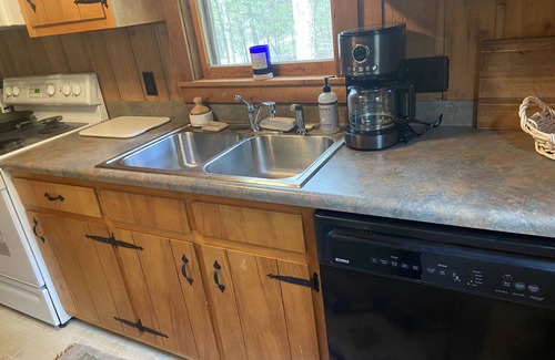 Drasco Cabina | Be cozy and enjoy nature at "Cedar Pines Cabin!"