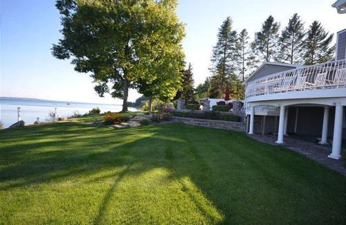 Traverse City Casa | Be Dazzled- Grand Traverse Bay-Traverse City