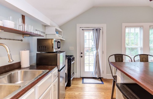 Chapel Hill Cabaña | Be Our Guest at The Cottage, Walkable to UNC & downtown Chapel Hill