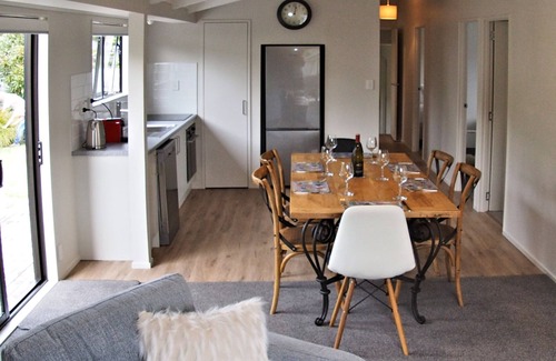 Matarangi Casa | Beach A 5 Minute Walk Away!