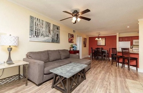 Port Aransas Condominio | Beach access, community heated pool & hot tub! Pet friendly!