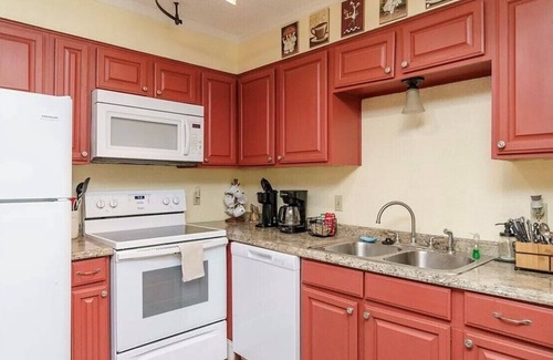 Port Aransas Condominio | Beach access, community heated pool & hot tub! Pet friendly!