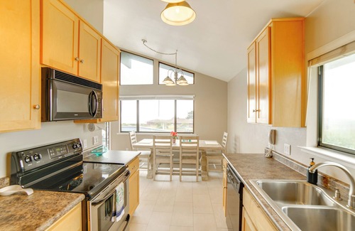 Manchester Casa | Beach Access & Hot Tub: Coastal Gem in Manchester