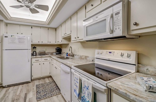 South Island Condominio | Beach Access, Partial Gulf Waterfront & Resort View! South End Beach Front Location, Parking & WiFi!