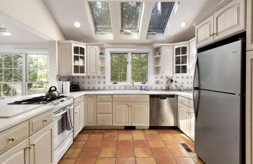 Amagansett North Casa | Beach and Docking Rights, Light-Filled and Airy Common Spaces, Heated...