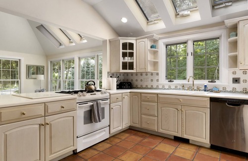 Amagansett North Casa | Beach and Docking Rights, Light-Filled and Airy Common Spaces, Heated...
