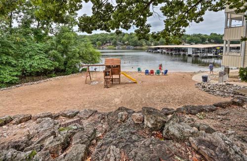 Osage Beach Apartamento | Beach and Pool Access Lake of the Ozarks Condo!