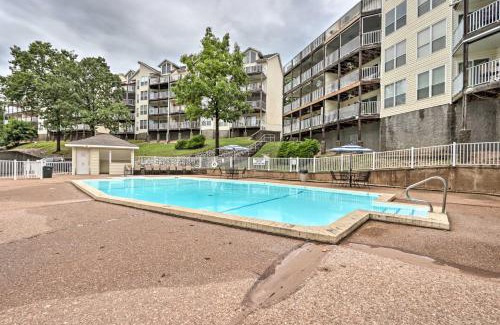 Osage Beach Apartamento | Beach and Pool Access Lake of the Ozarks Condo!