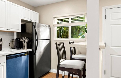West Beach Apartamento | Beach Apartment, Walk Downtown!