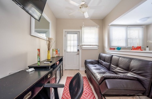Ocean Grove Apartamento | Beach Apt #4 - Studio w Kitchen, Bath, LR, & Patio