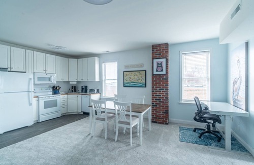 Cape Charles Apartamento | Beach, beach, beach in historic Cape Charles. Lovely 2BR Apt1Block from beach