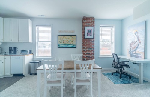 Cape Charles Apartamento | Beach, beach, beach in historic Cape Charles. Lovely 2BR Apt1Block from beach
