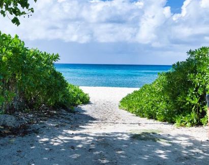 Seven Mile Beach Apartamento | Beach Bliss by 7M Beach