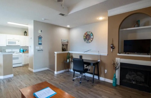 Gulfport Condominio | Beach Bliss in Gulfport MS Huge 1 Bd/1 BA Steps from the Beach
