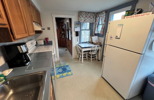 North Beach Haven Casa | Beach-block Bungalow at LBI: Classic wood-paneled Cape Cod, 100 yards from beach