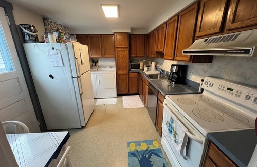 North Beach Haven Casa | Beach-block Bungalow at LBI: Classic wood-paneled Cape Cod, 100 yards from beach