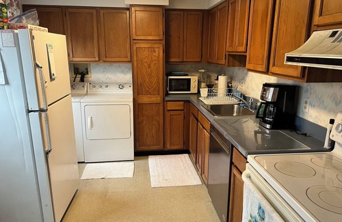 North Beach Haven Casa | Beach-block Bungalow at LBI: Classic wood-paneled Cape Cod, 100 yards from beach