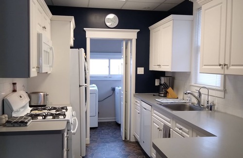 North End Casa | Beach Block, New central A / C, Ropa de cama incluida, Porche delantero exterior, Cocina nueva