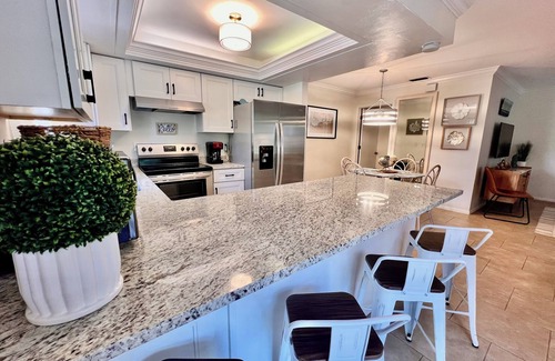 Iona Casa | BEACH Bound POOLSIDE Retreat 5 mins to beach, Sanibel, Captiva, Ft Myers Beach