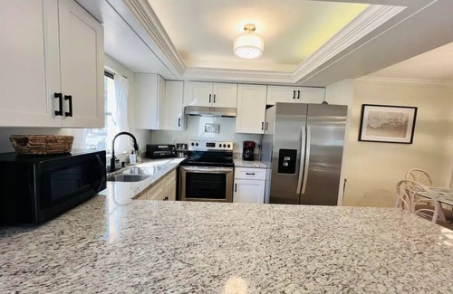 Iona Casa | BEACH Bound POOLSIDE Retreat 5 mins to beach, Sanibel, Captiva, Ft Myers Beach