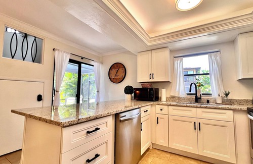 Iona Casa | BEACH Bound POOLSIDE Retreat 5 mins to beach, Sanibel, Captiva, Ft Myers Beach