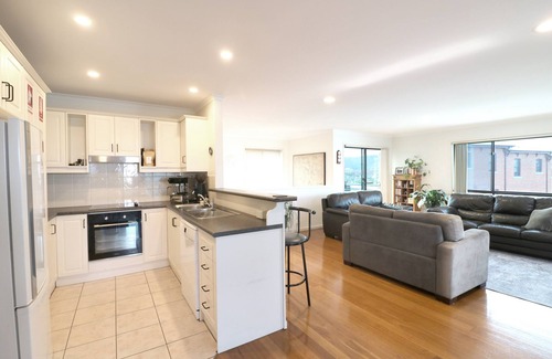 Merimbula Apartamento | Beach Break: Pet friendly fenced yard in town