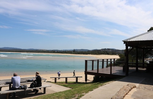 Merimbula Apartamento | Beach Break: Pet friendly fenced yard in town
