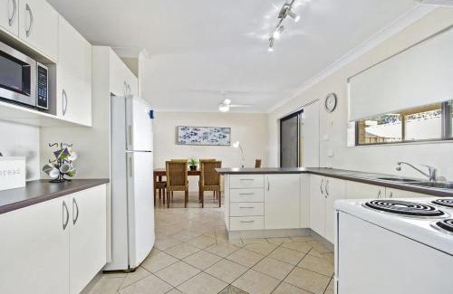 Mollymook Casa | Beach Breeze - near Mollymook Beach & golf club