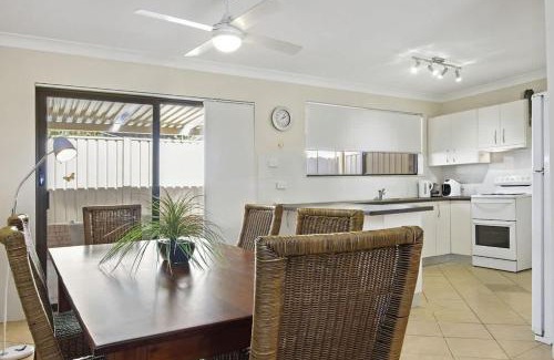 Mollymook Casa | Beach Breeze - near Mollymook Beach & golf club