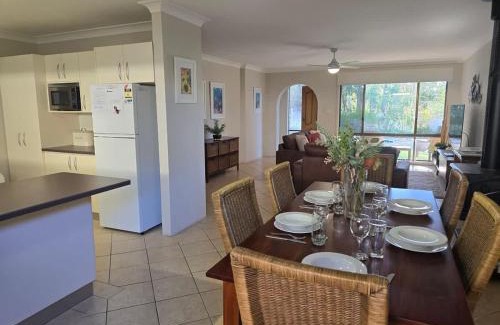 Mollymook Casa | Beach Breeze - near Mollymook Beach & golf club