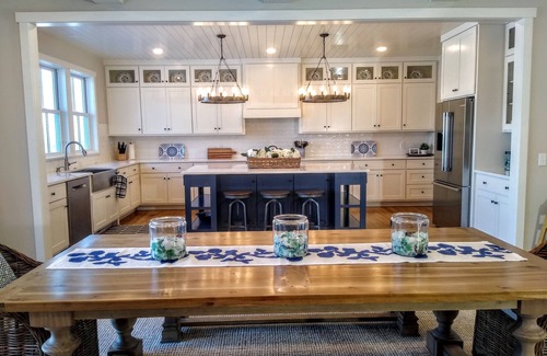 Riverside Casa | BEACH BREEZE-STUNNING LAKEFRONT HOME-170' Sand Beach-Porch-Deck-Firepit-Ensuite
