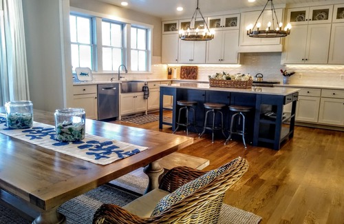 Riverside Casa | BEACH BREEZE-STUNNING LAKEFRONT HOME-170' Sand Beach-Porch-Deck-Firepit-Ensuite
