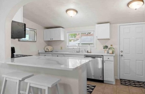 Bayview Casa | Beach Bungalow - 1 Block to Beach - Pets Welcome