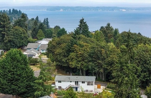 Lacey Casa | Beach Bungalow w/ paddle boards! AC, Rainier views, close to JBLM for military