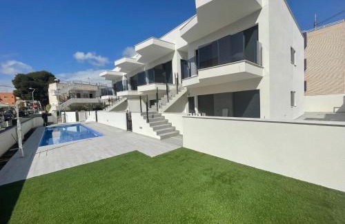 Santiago de la Ribera Apartamento | Beach bungalow with swiming pool and long terrace