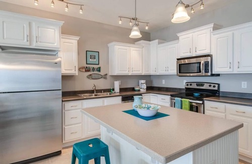 Celina Apartamento | Beach Club Escape Unit 302 - Lakefront Grand Lake Condo: ¡desde el porche hasta la orilla!