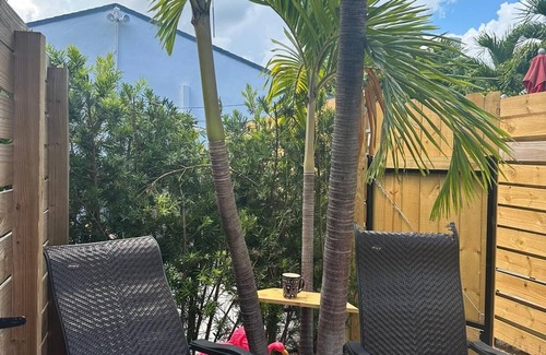 East Fort Lauderdale Cabaña | Beach Cottage, 2 beds, private free parking