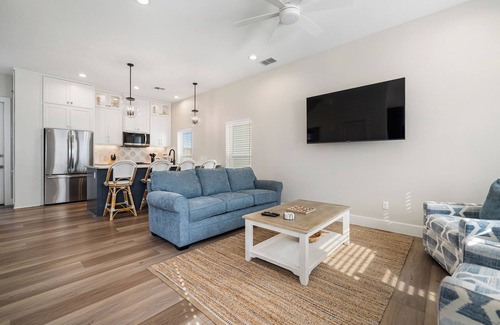 Corpus Christi Cabaña | Beach Cottage on North Padre Island~Walk to beach~Canal access~Pool
