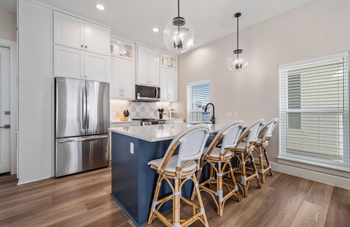 Corpus Christi Cabaña | Beach Cottage on North Padre Island~Walk to beach~Canal access~Pool
